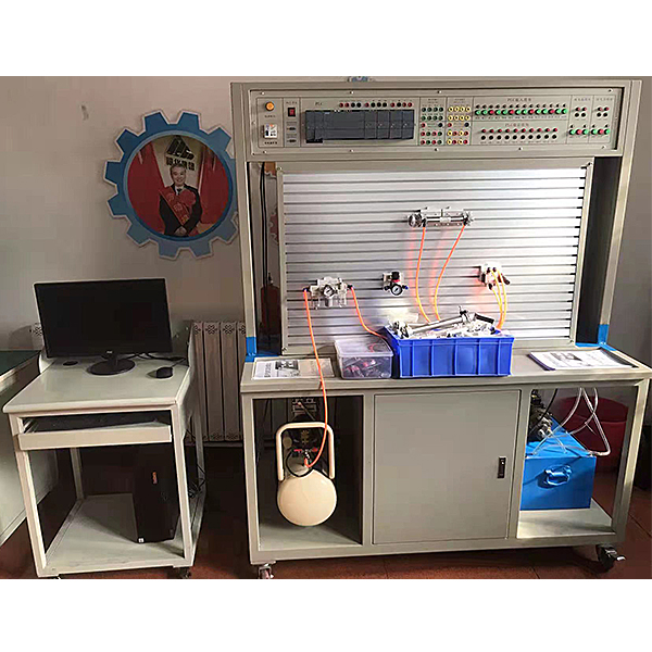 大型列车驾驶模拟器(图1) 大型列车驾驶模拟器(图1)